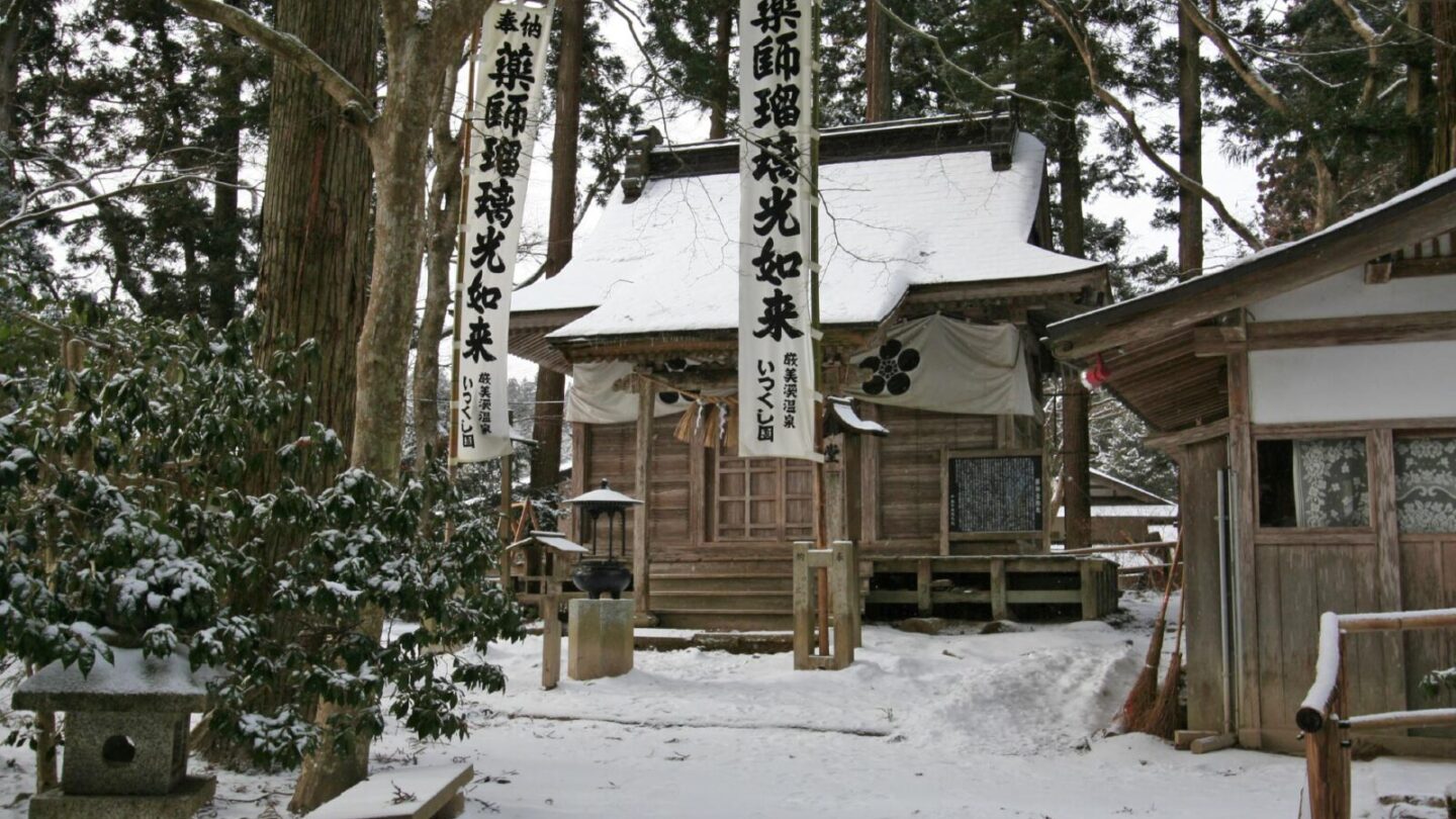chusonji-temple-winter-snow-iwate-japan-3-1600x1066